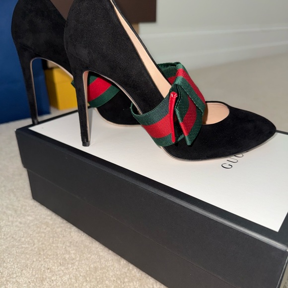 Gucci Black Suede Pointed Pumps with Green and Red Ribbon Bow - Picture 4 of 7